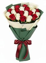 Букет Микс из красных и белых роз в Приморский
