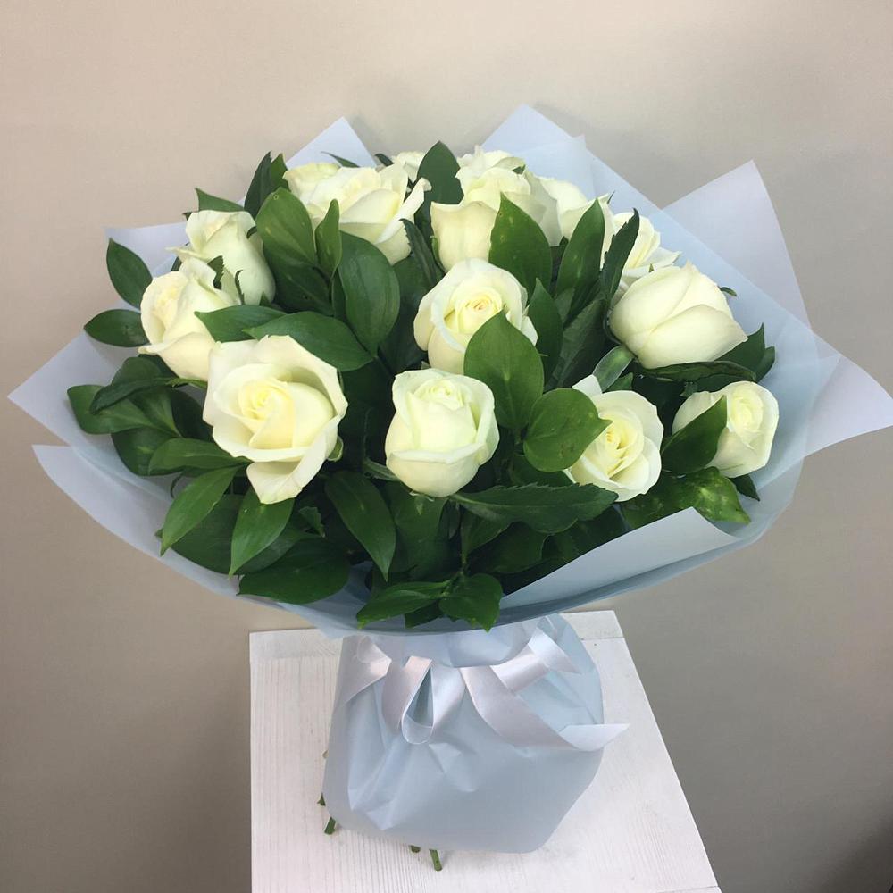 Букет 15 Белых роз Проуд в Приморский