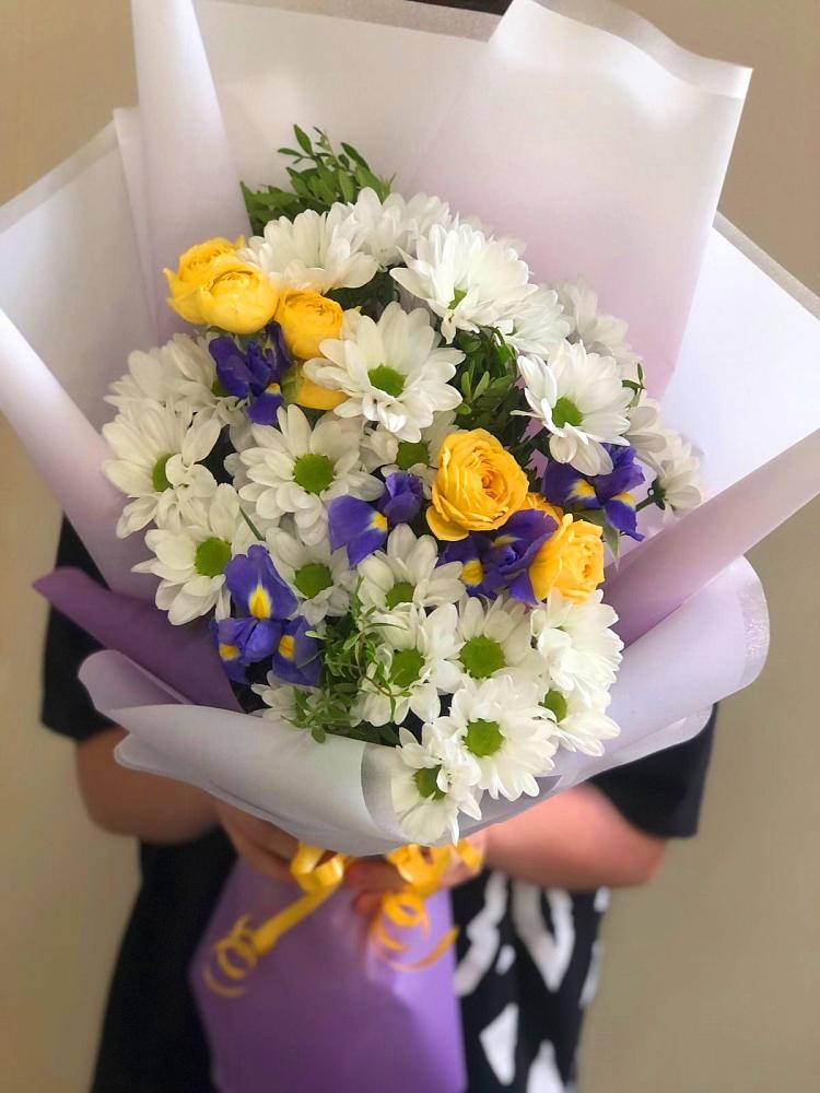 Букет цветов из: Ирисы, Хризантемы и Розы в Приморский