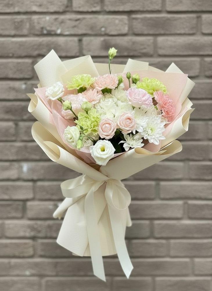 Букет цветов из: Гвоздики, Розы, Лизиантусы и Хризантемы в Приморский