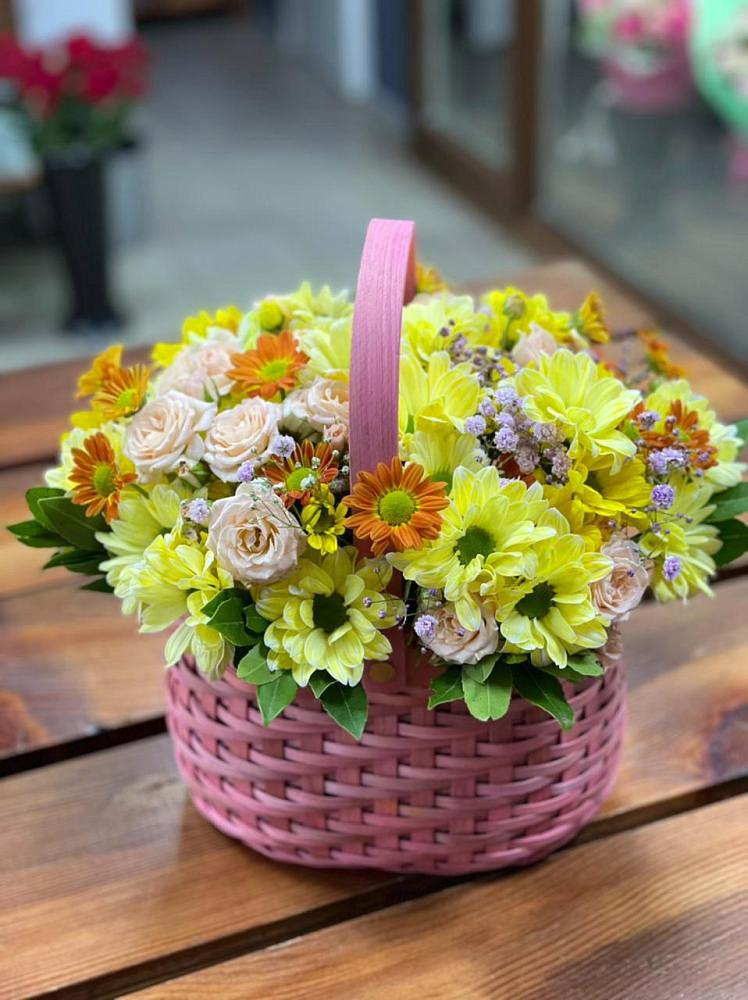 Цветочная композиция из Хризантемы и Розы в корзине в Приморский