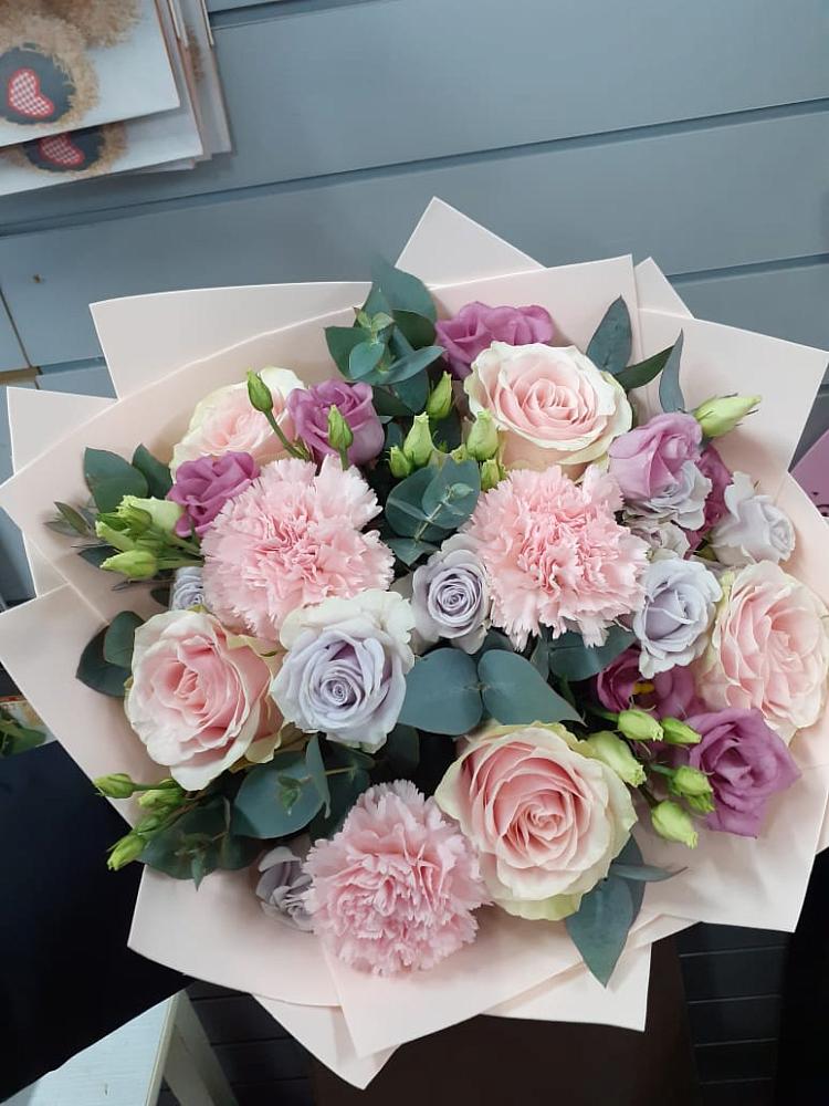 Букет цветов из: Розы, Гвоздики и Лизиантусы в Приморский